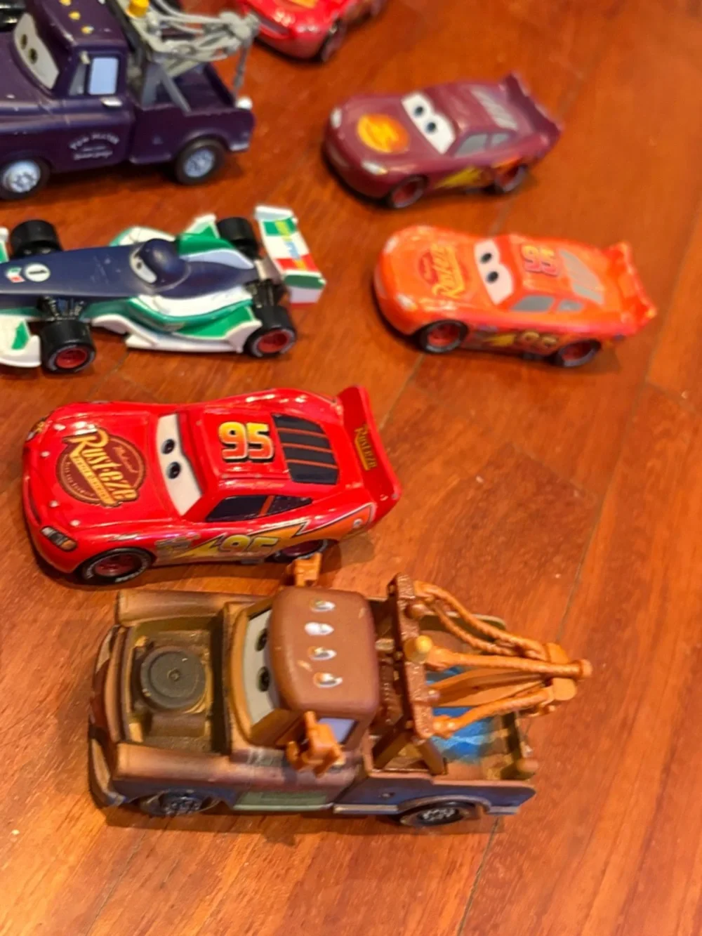 Disney Pixar Cars Die-Cast Vehicle Set - with Lighting McQueen Book - Picture 3 of 4